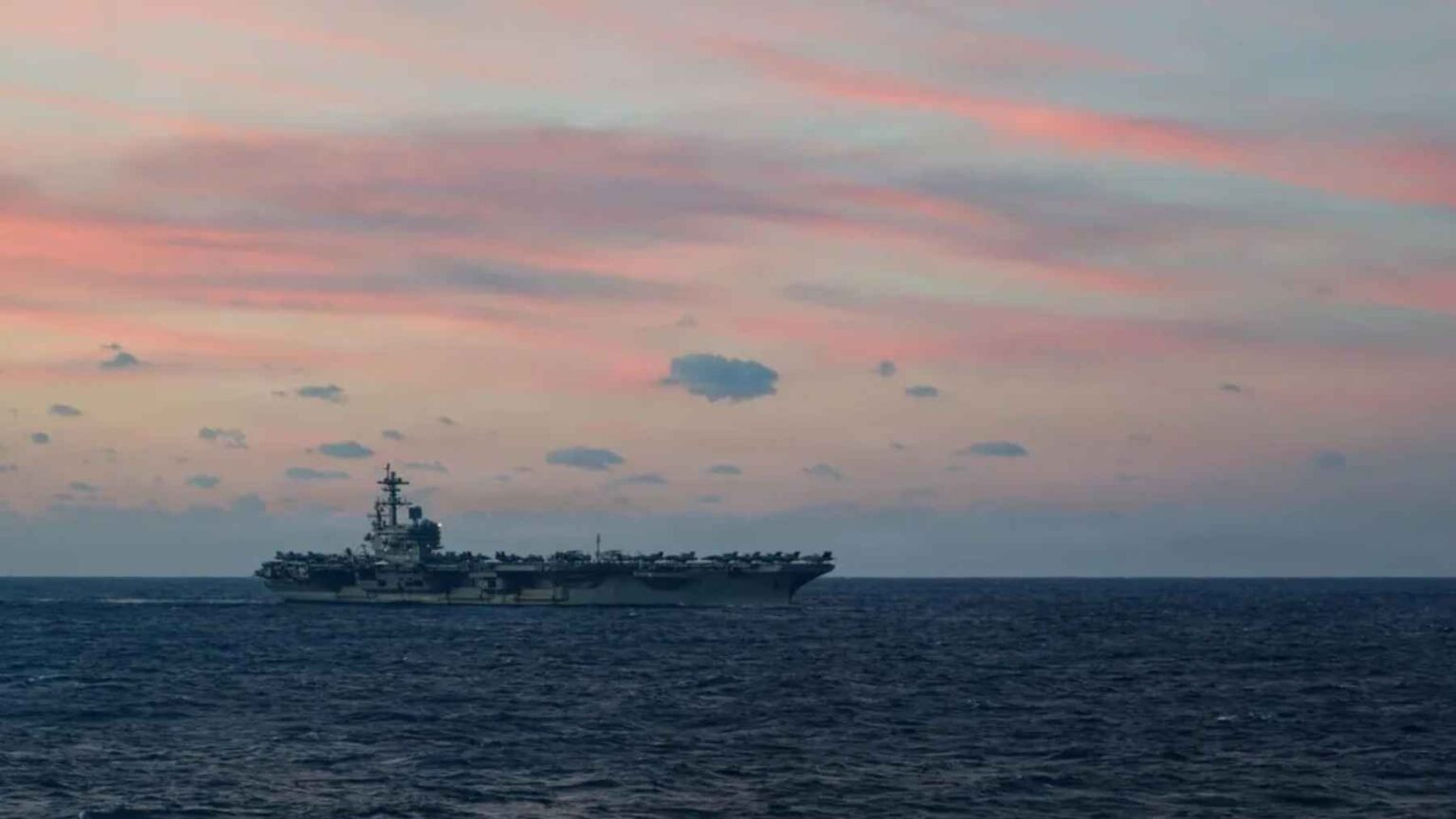 O porta-aviões nuclear USS George H.W. Bush foi visto retornando à Naval Station Norfolk, na Virgínia, após concluir o COMPTUEX, um importante evento de treinamento no Atlântico que serve como uma verificação final de prontidão antes do desdobramento.