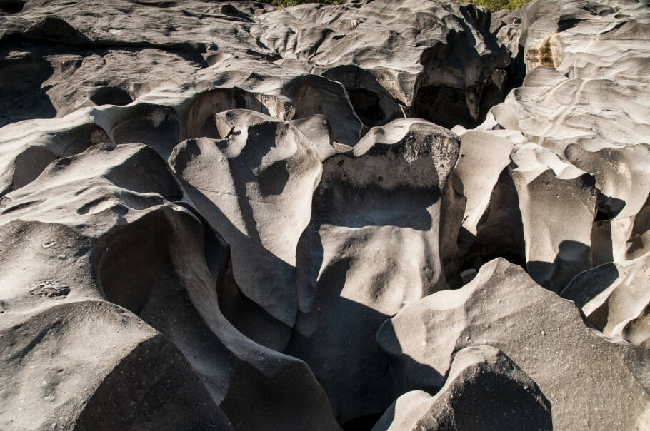 Vale da Lua, no deserto do Atacama, é caracterizado por paisagens surreais de sal, gesso e argila que lembram a superfície lunar