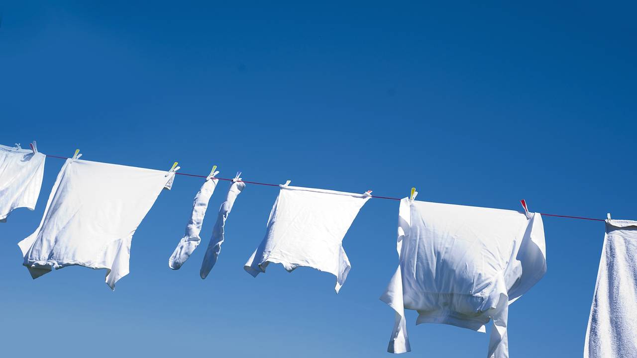 Não é química pesada, é inteligência natural! Aprenda a pasta de bicarbonato pra salvar o colarinho e as axilas das suas peças favoritas.