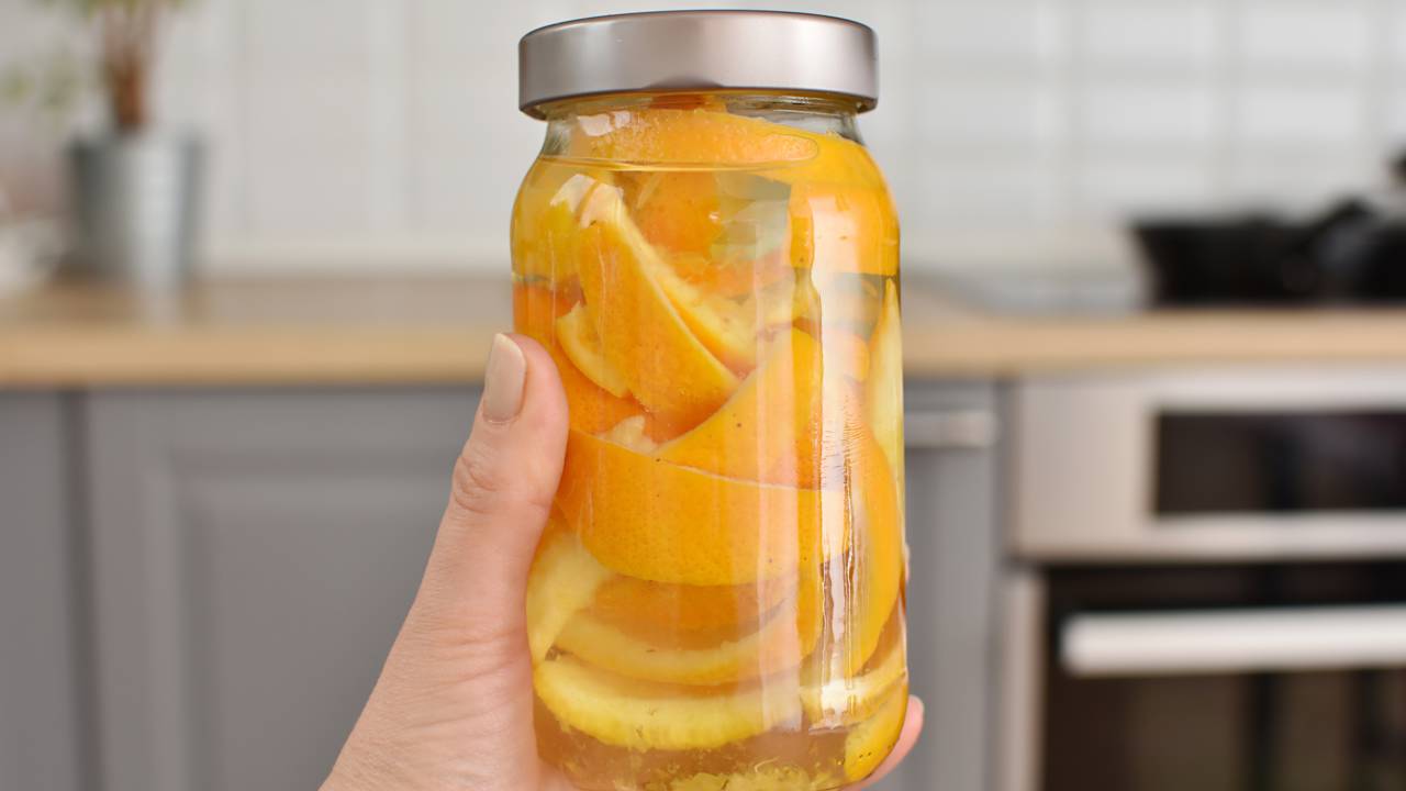 Saiba como a mistura de laranja e vinagre transforma sua rotina e protege sua família.