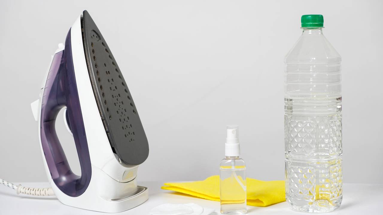 Esse truque com vinagre pode limpar o ferro e evitar manchas nas roupas, desde que aplicado da forma correta.