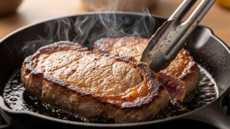 A técnica de selar com sal grosso preserva os sucos e intensifica o sabor da carne