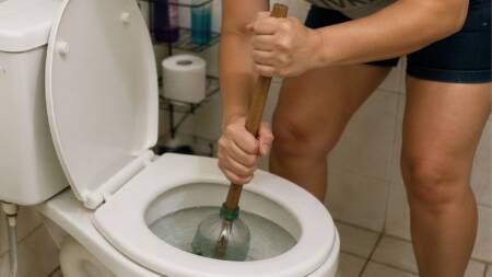 Desentupir o vaso com garrafa pet é uma solução rápida e barata para entupimentos comuns