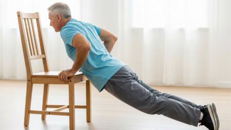Exercícios na cadeira são seguros para pessoas acima de 55 anos