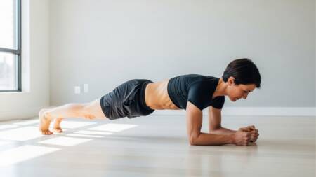 A prancha é um exemplo de treino isométrico eficaz