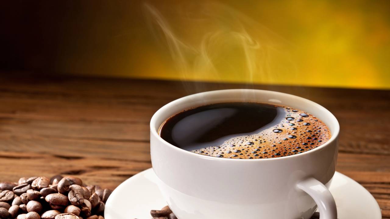 Uma pitada no café pode mudar o sabor e até o conforto digestivo e esse hábito está chamando atenção de quem ama a bebida.