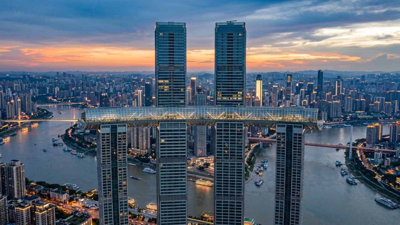 Edifício horizontal desafia a gravidade ao erguer uma passarela aérea a duzentos e cinquenta metros de altura.