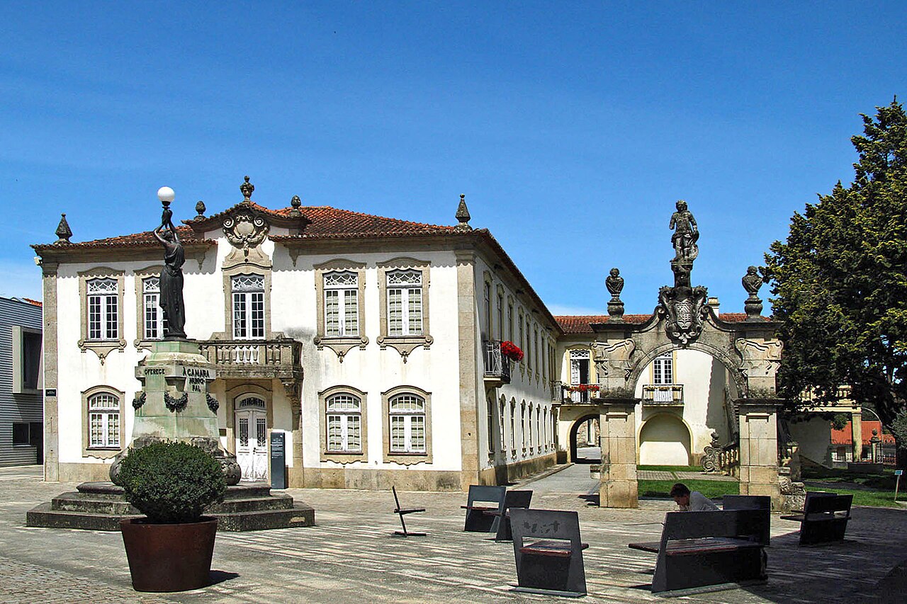 O Santuário de Nossa Senhora da Graça fica no topo do Monte Farinha, a cerca de 13 km do centro de Mondim de Basto.
