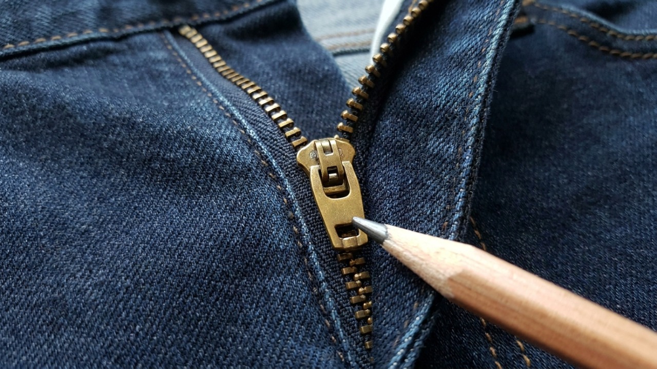 Descubra como utilizar itens domésticos para restaurar o deslizamento perfeito dos seus fechos metálicos.