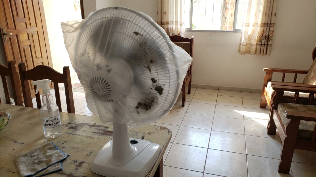Limpe o seu ventilador sem precisar desmontar usando apenas um saco plástico.