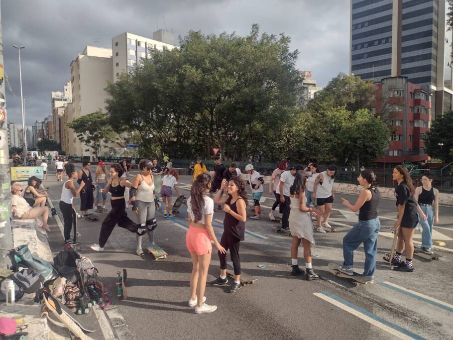 O grupo funciona como uma comunidade baseada em acolhimento, empatia e apoio mútuo