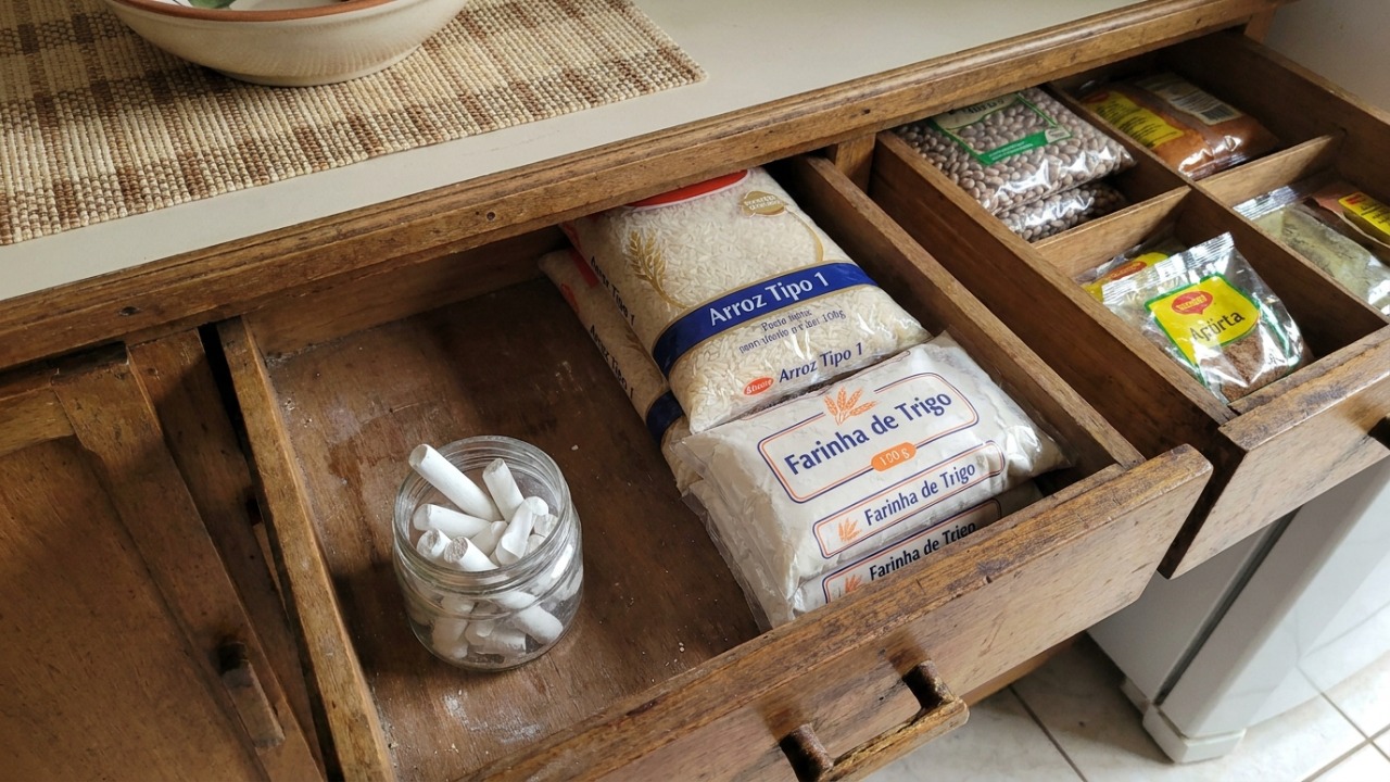 A porosidade do giz escolar absorve a umidade e evita a deterioração dos produtos na despensa.