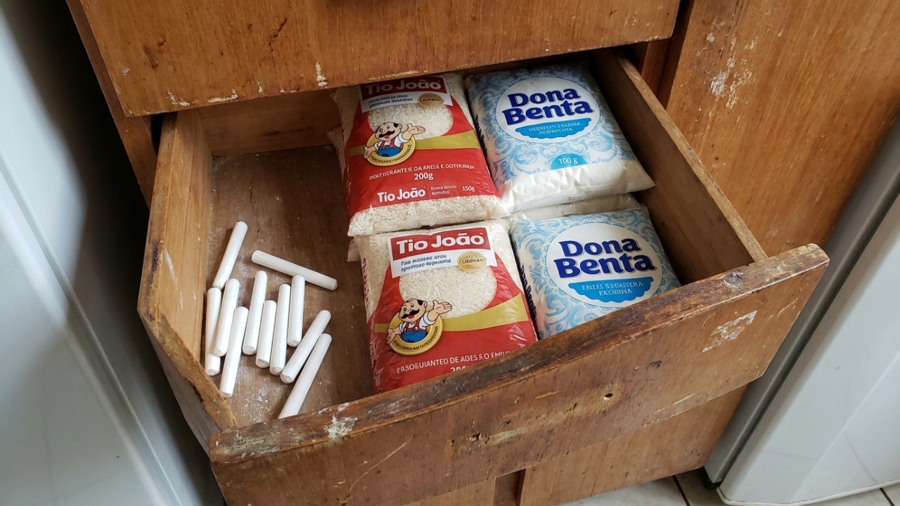O uso de giz escolar nos armários atua como um desumidificador natural para proteger os mantimentos secos.