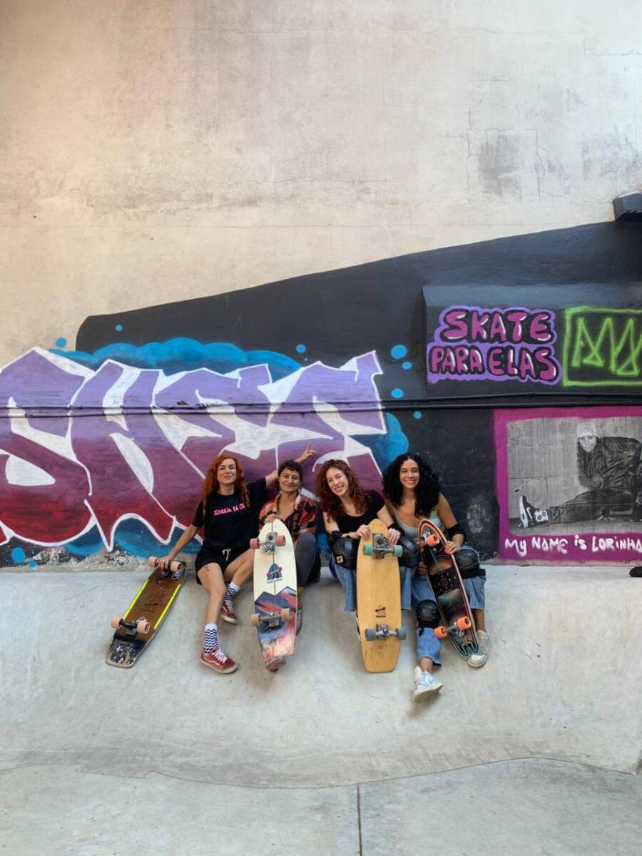 O SkateparaElas reúne mulheres de diferentes idades em encontros e aulões de skate