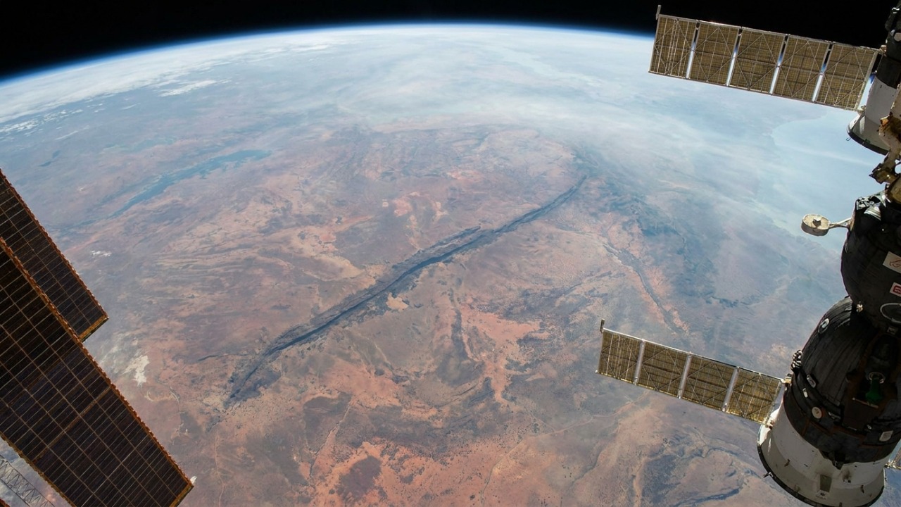 Cicatrização geológica de dois bilhões de anos cruzando o terreno africano vista do espaço.