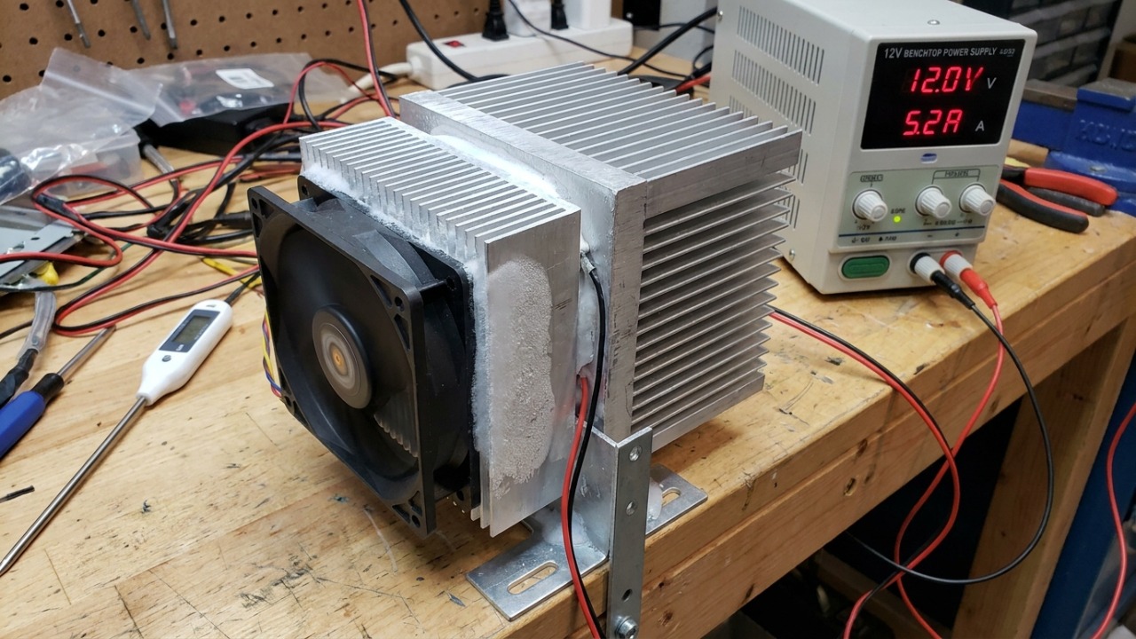 O segredo desse componente reside no efeito termoelétrico, que cria uma diferença térmica entre suas superfícies quando a corrente passa por ele.