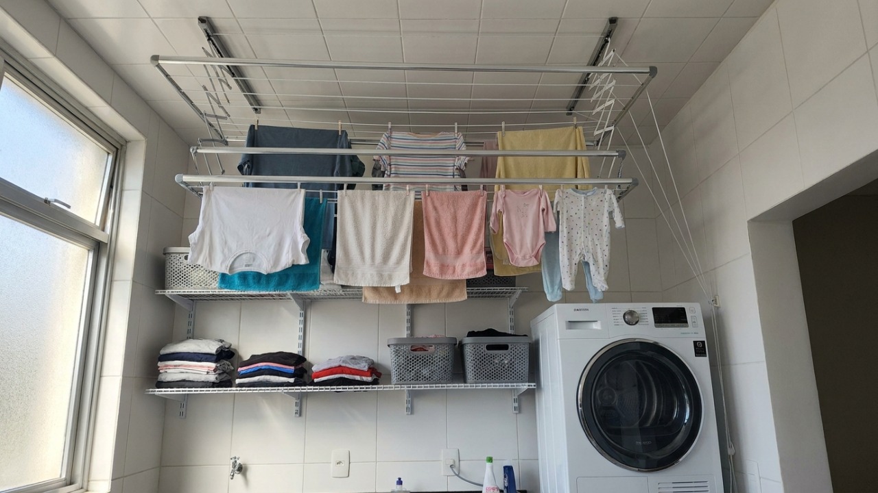 A utilização de cabides ajuda a organizar a lavanderia e acelera a secagem das peças.