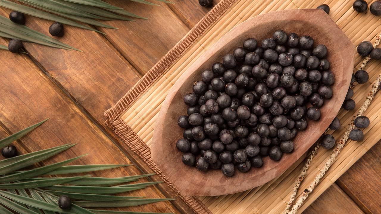 Nem todo açaí é igual. Veja diferenças entre versões industrializadas e a polpa tradicional para fazer escolhas mais equilibradas.