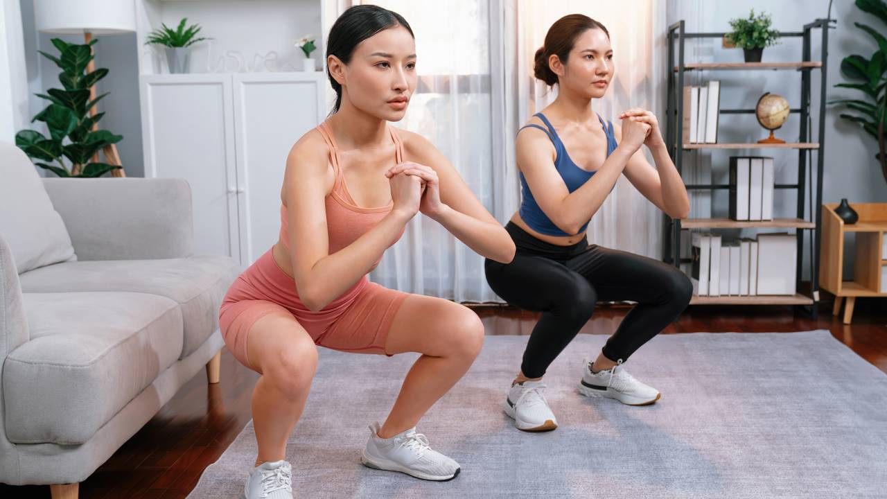 Agachamento bem planejado ajuda no crescimento dos glúteos e na definição das pernas sem exagerar no treino diário.