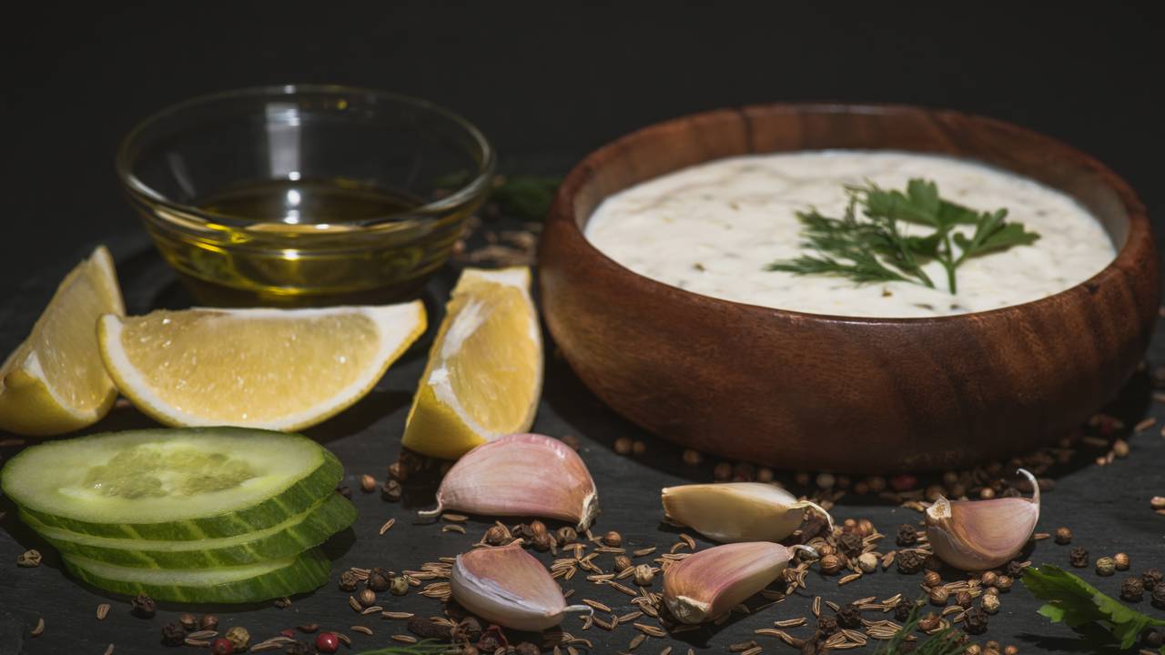O azeite de alho combina aroma, praticidade e benefícios que estão chamando atenção de quem ama comida de verdade.