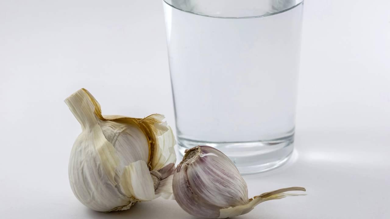 Descascar alho nunca foi tão fácil. Um truque rápido está ganhando espaço nas cozinhas por preservar o aroma e agilizar receitas.