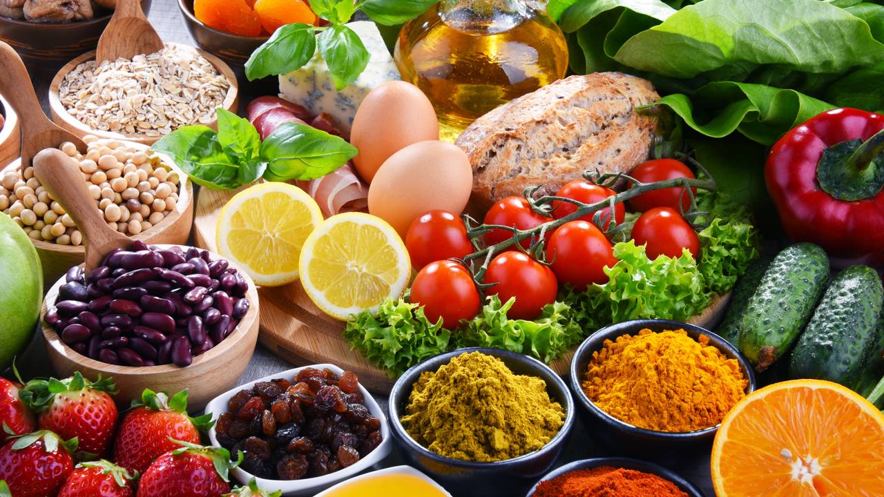 Quem sofre com barriga inchada está apostando em alimentos leves e hidratantes para reduzir desconforto e retenção.