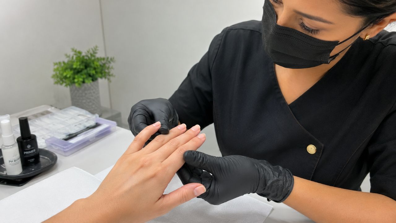 O alongamento com fibra de vidro protege e fortalece unhas fracas contra impactos e quebras.