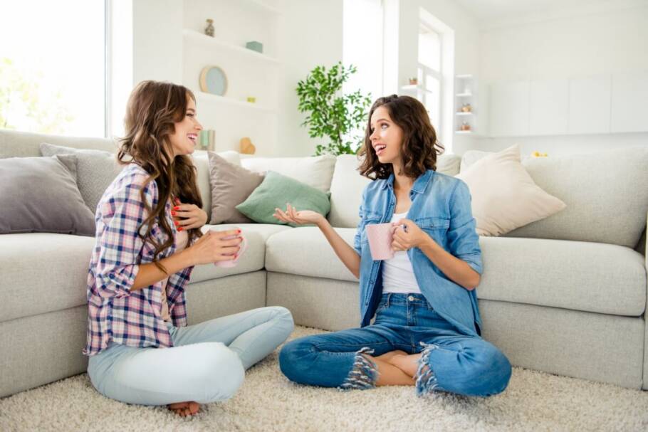 Preservar o bem-estar emocional também significa selecionar melhor os ambientes e as relações ao seu redor (Imagem: Roman Samborskyi | Shutterstock)