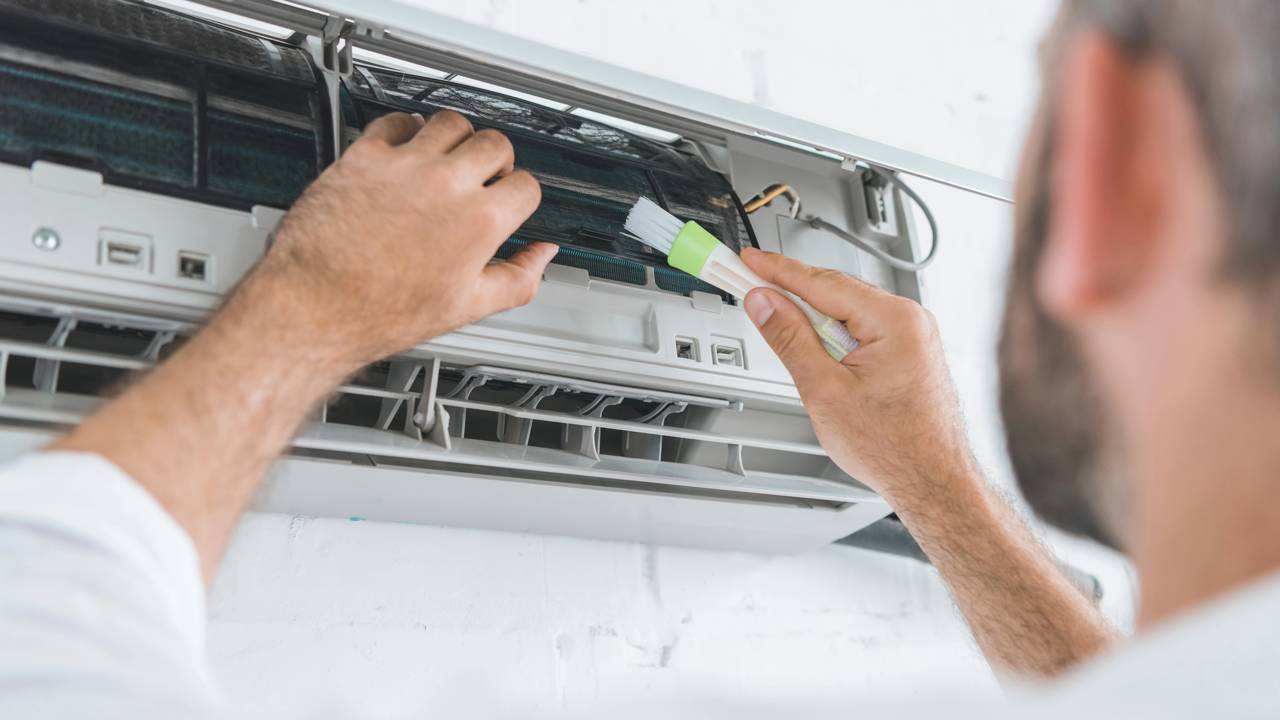 Limpar o ar-condicionado da forma certa ajuda na saúde, no conforto e na durabilidade do aparelho sem exigir produtos caros.