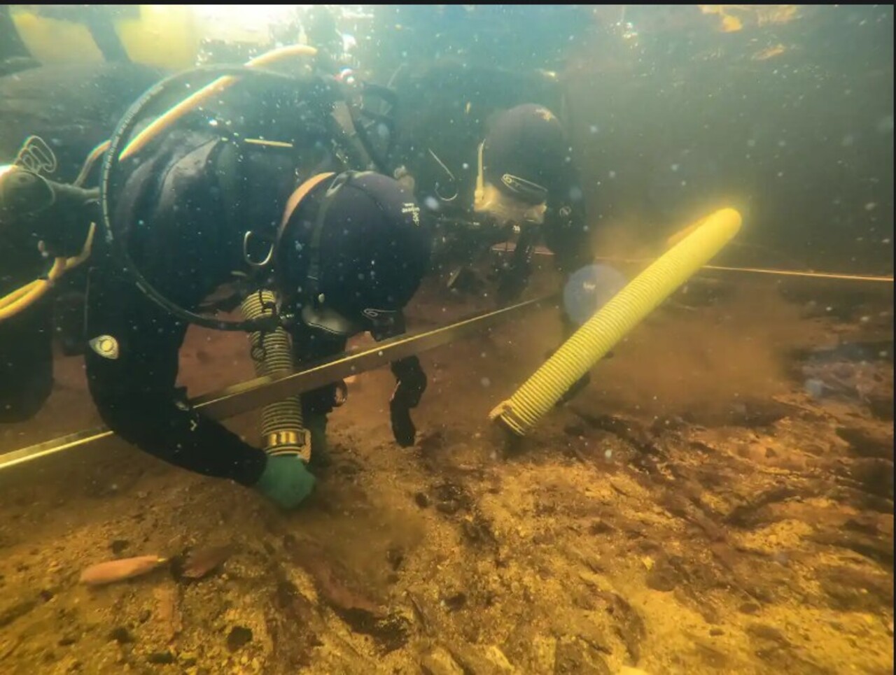 Entre os achados mais expressivos está uma antiga passagem de pedra, hoje submersa, que ligava a margem do lago ao crannog