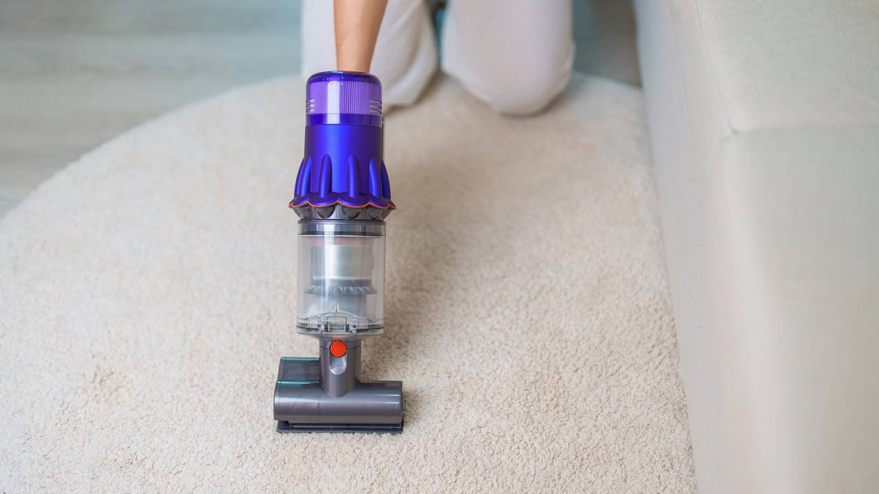 Aspiradora inalámbrica ajuda a reduzir o tempo da faxina e virou queridinha em casas com pets e crianças