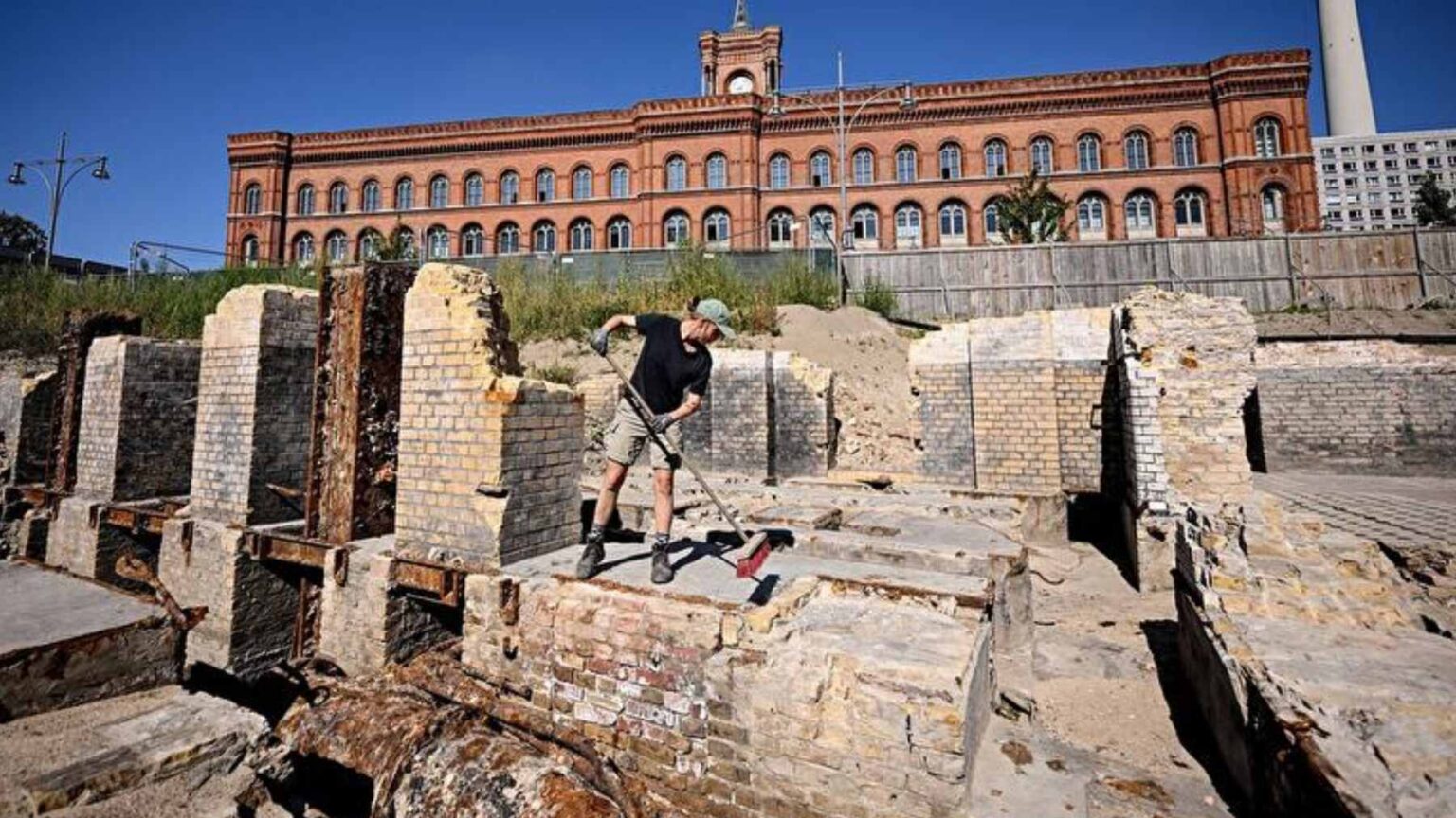Com a construção iminente, arqueólogos estão descobrindo uma vasta coleção de artefatos medievais em Molkenmarkt, a praça do mercado mais antiga de Berlim.
