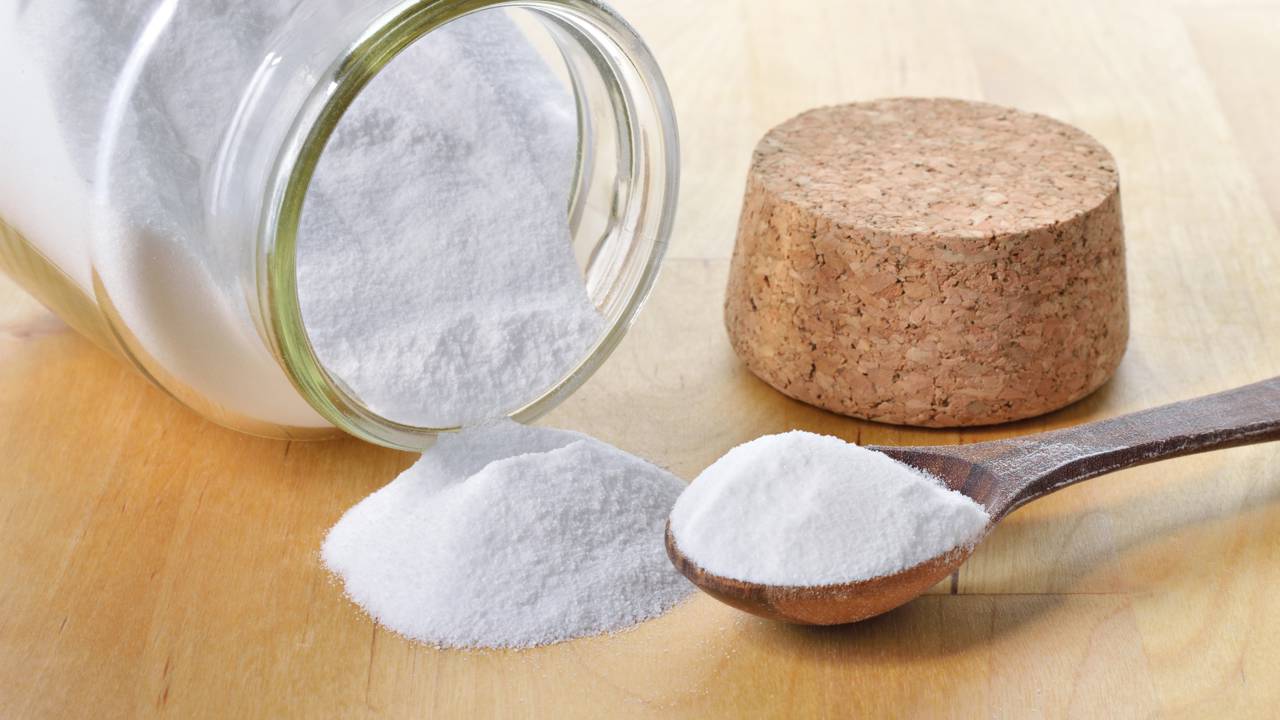 Usar bicarbonato na lavagem de verduras e frutas pode melhorar a limpeza da casca sem alterar sabor ou textura dos alimentos.