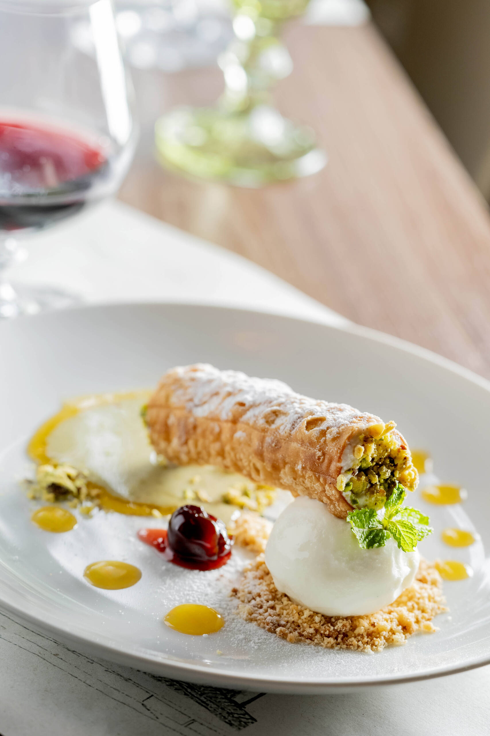 Cannoli di Ricotta con Pistacchio (R$ 46) servido com sorvete de baunilha