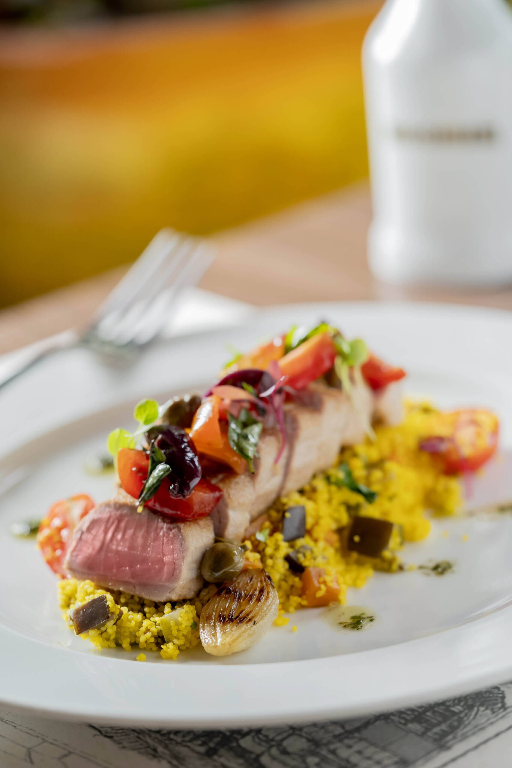 Menu inclui opções como o Tonno Scottato (R$ 118), atum selado servido com couscous marroquino e legumes