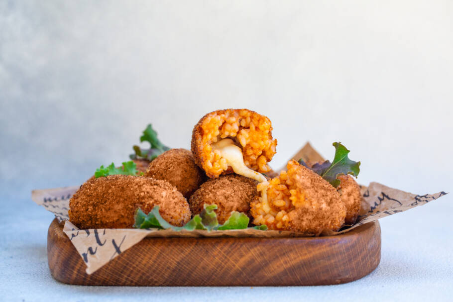 Bolinho crocante de milho e queijo