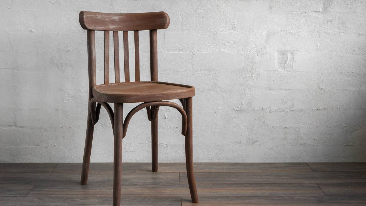 Dar novo uso à cadeira de madeira antiga virou tendência na decoração. Veja como transformar o móvel em peça útil e cheia de estilo.