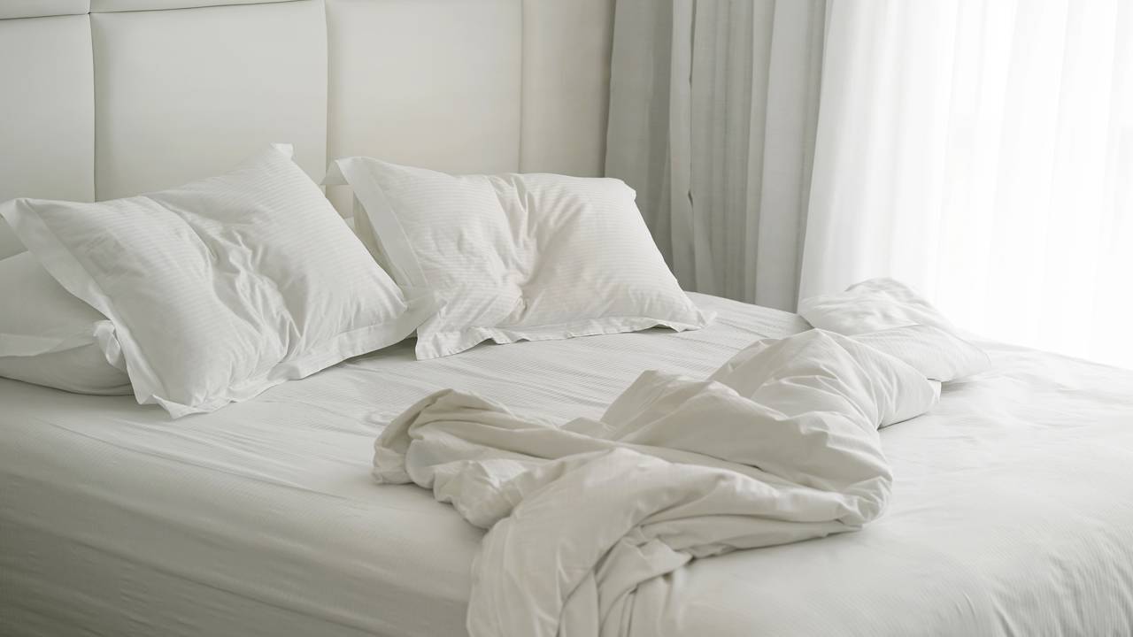 Quer um quarto mais equilibrado e acolhedor. Saiba como posicionar a cama segundo o feng shui e melhorar seu sono.
