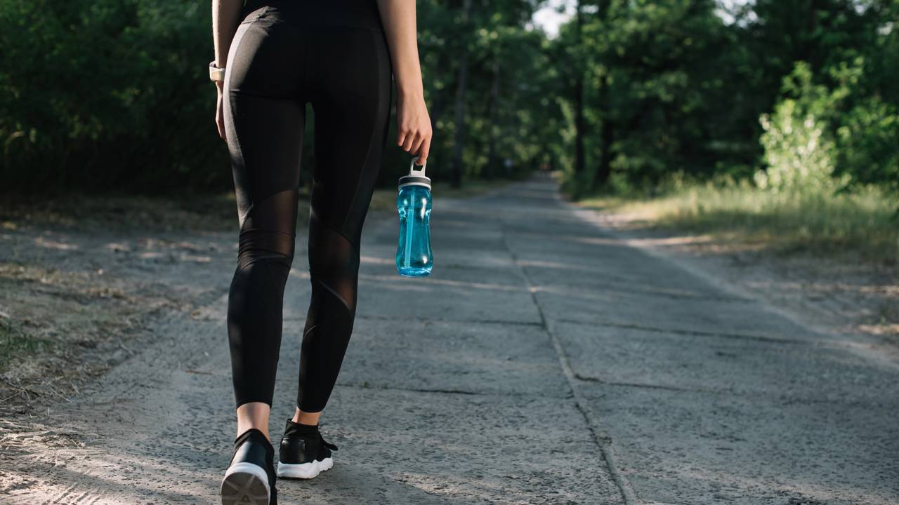 Um passeio leve após as refeições pode transformar sua digestão e energia. Saiba quanto tempo caminhar e os benefícios.