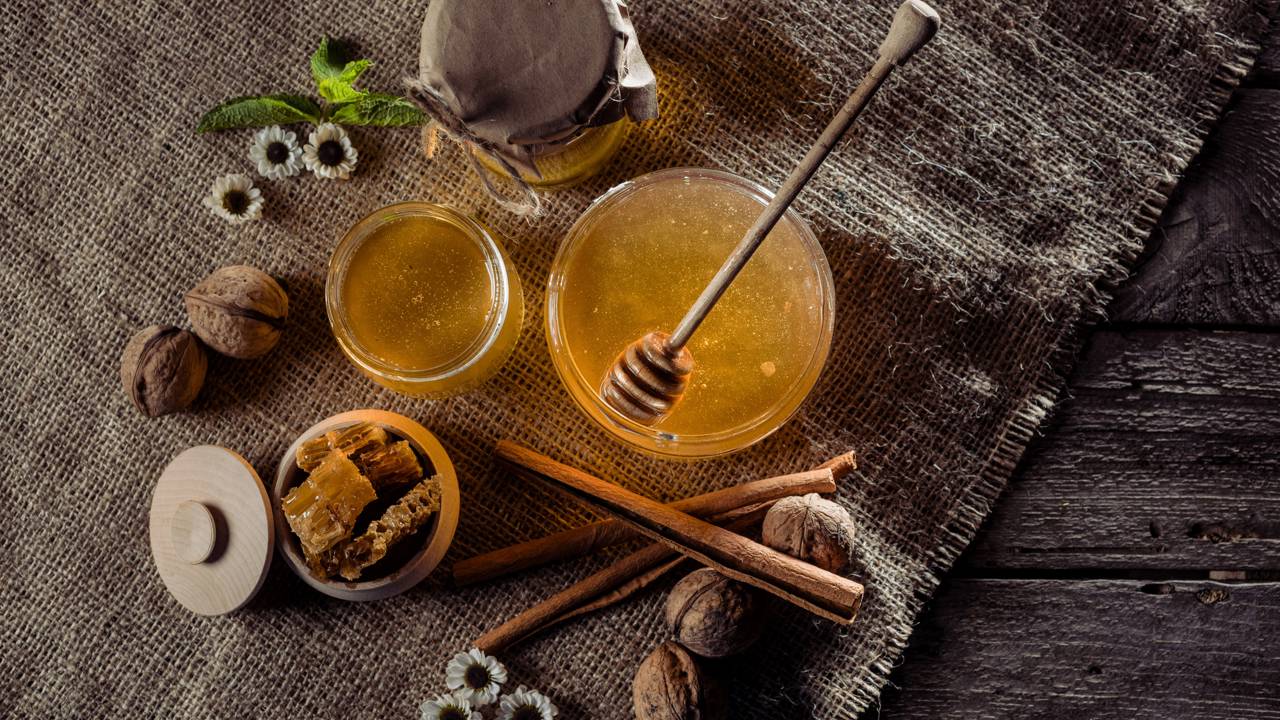 Uma combinação tradicional está conquistando novas gerações. Saiba como usar canela com mel de forma prática e segura.