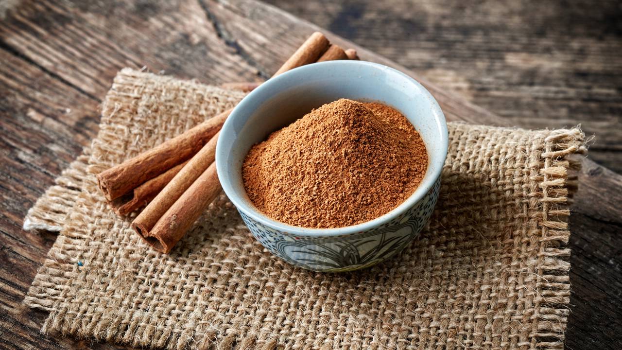 Muita gente começou a usar canela nas janelas da cozinha para deixar o ambiente mais agradável e organizado.