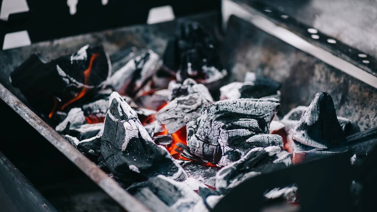 Quer brasas estáveis no churrasco. Saiba como acender carvão do jeito certo e controlar o calor com mais facilidade.