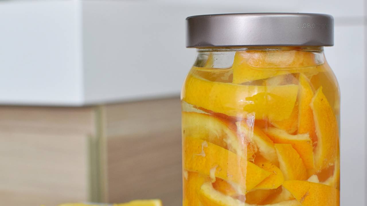 Essa mistura simples está conquistando cozinhas e banheiros por unir limpeza prática, aroma cítrico e economia.
