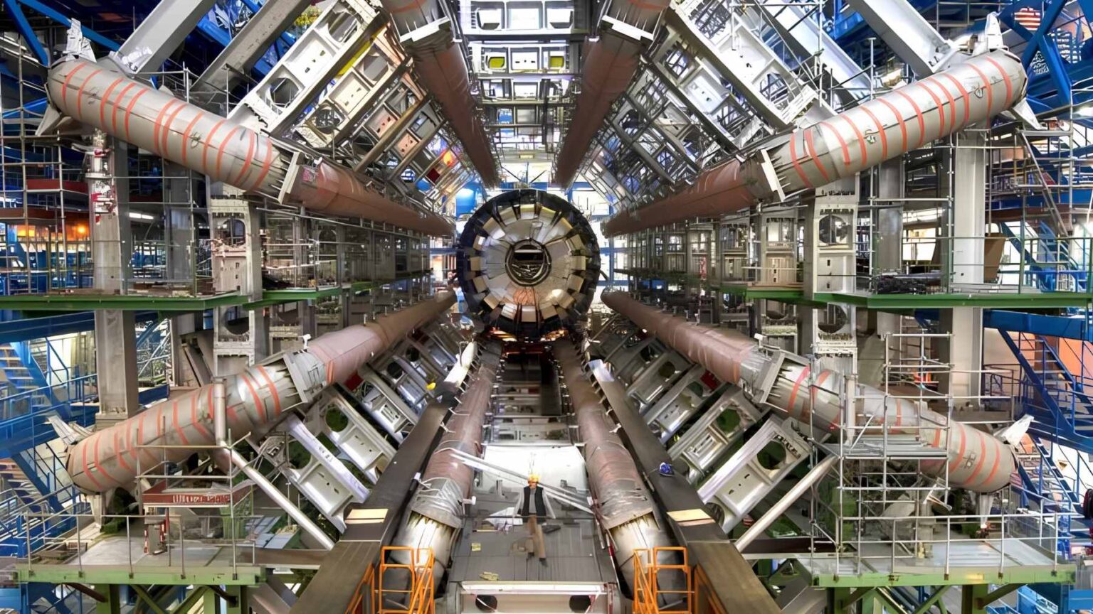 Enterrado sob a fronteira franco-suíça, o Grande Colisor de Hádrons (LHC) do CERN já é uma máquina que soa quase fictícia.