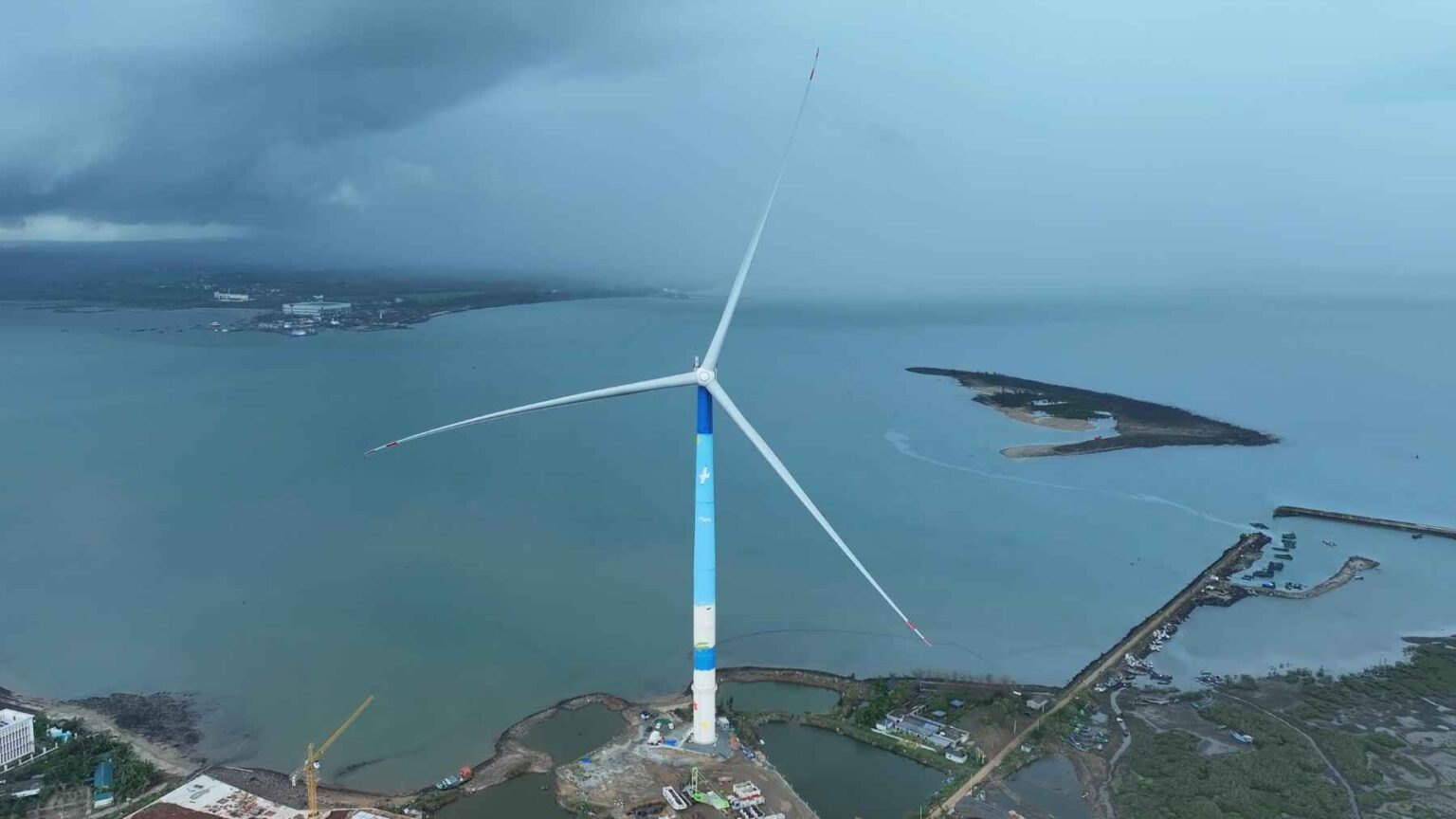 Qual o tamanho de uma turbina eólica precisa ser para que as pessoas comecem a falar sobre o clima local?