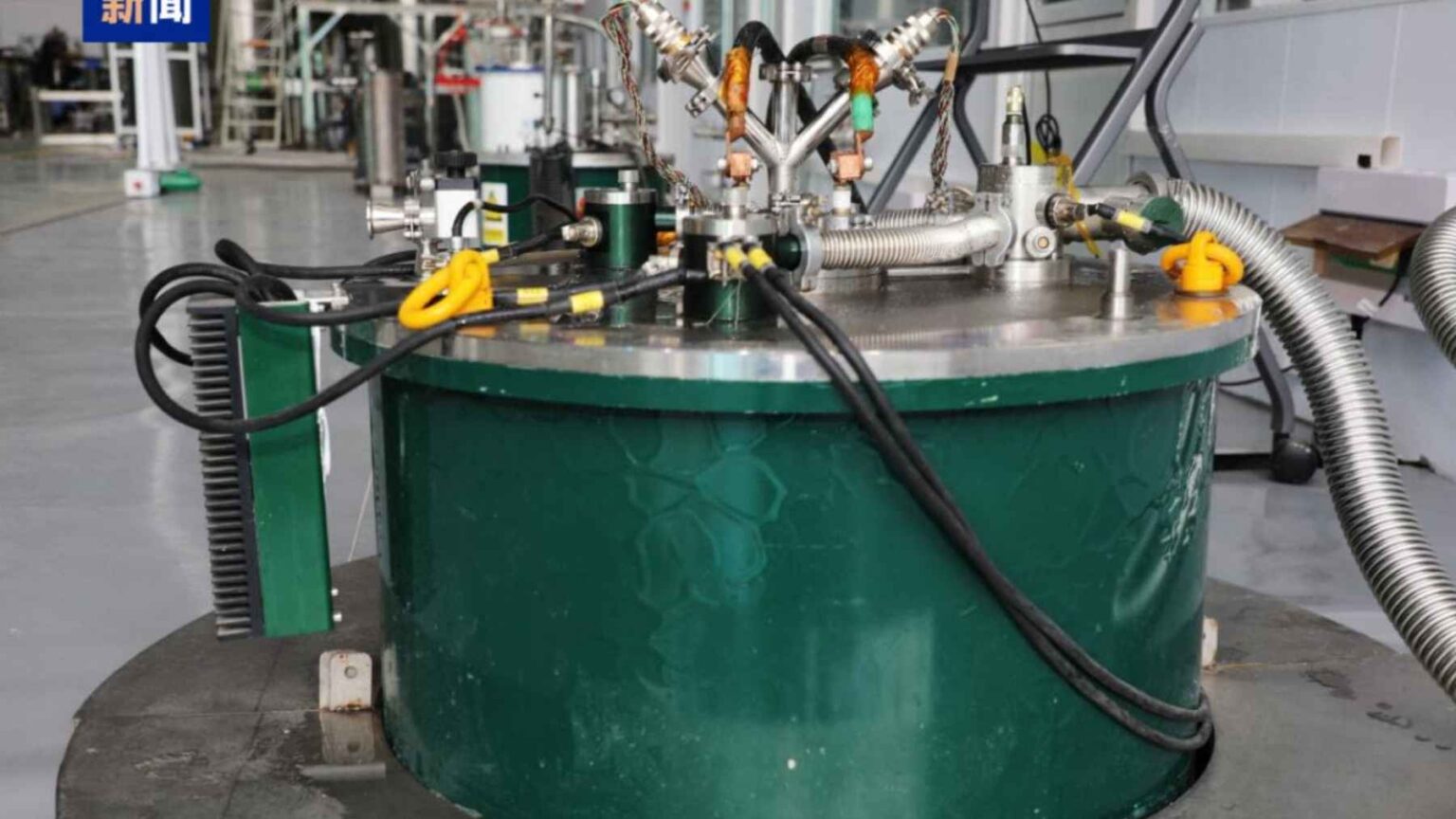 Em 28 de janeiro de 2026, cientistas em Pequim anunciaram um novo recorde para um ímã de pesquisa totalmente supercondutor, projetado para uso compartilhado.