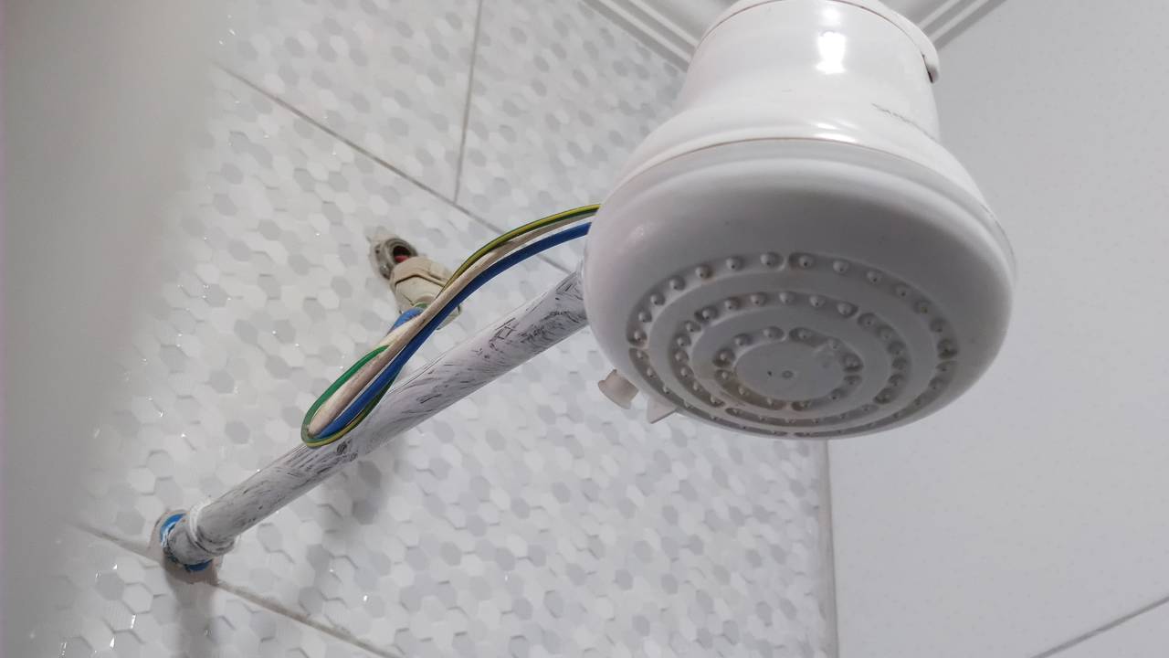 Muita gente ignora o calcário no chuveiro, mas ele pode aumentar o consumo de energia e reduzir a vida útil da peça.