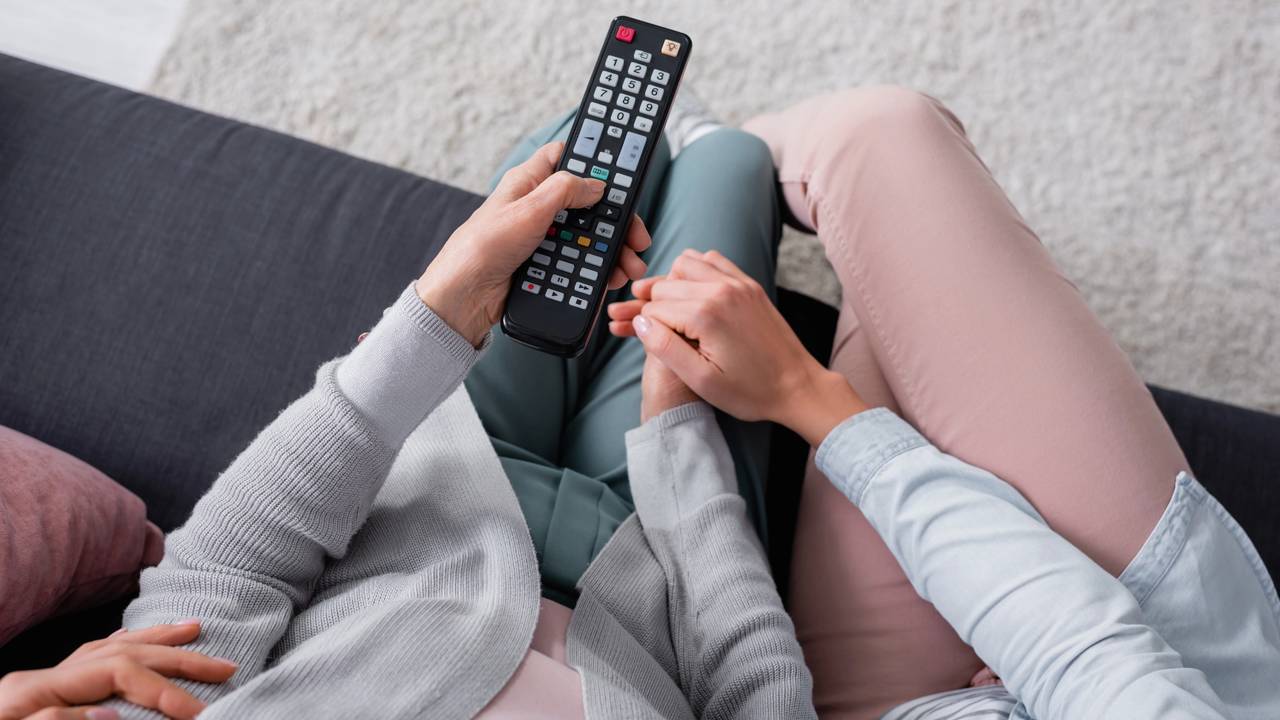 Esse pequeno ponto no controle remoto pode mudar sua forma de usar a TV. Veja por que ele existe e como ajuda na prática.