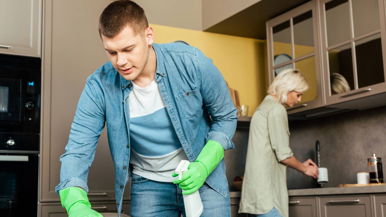 Com poucos minutos por dia dá para manter a cozinha limpa e transformar a rotina da casa de forma prática.