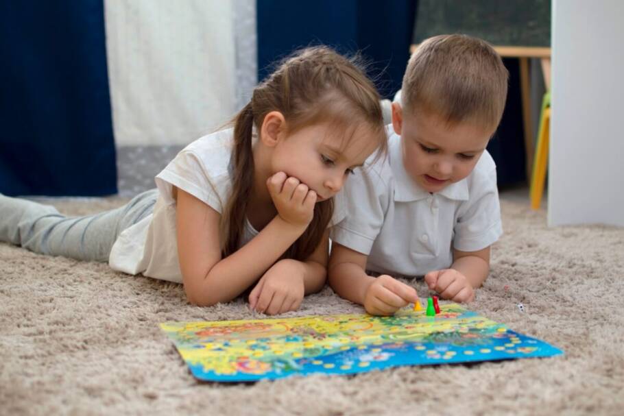 Os jogos e atividades lúdicas estimulam imaginação, raciocínio e adaptação, favorecendo adultos mais criativos e flexíveis (Imagem: Inna_Kandybka | Shutterstock)